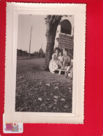 Photo Originale Snapshot Cité Romaine FREJUS Famille Attendant Petit Train Pancarte Horaire Gare Du Sud 8,7 Cm X 13,2 Cm - Places