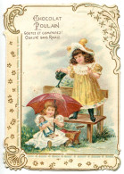 CHROMO IMAGE Encadrement Gaufré * CHOCOLAT POULAIN Petite Fille Avec Poupée Poussette Sous Parapluie Arrosé Par Fillette - Poulain