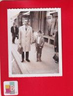 Photo Originale Polaroid  COMPIEGNE Septembre 1963 Enfant Père Départ Pour L' école Cartable Rue Magasin Rentrée Classes - Plaatsen
