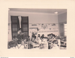 BEAULIEU SUR MER 1955  CLASSE D'ECOLE  PHOTO ORIGINALE 11 X 8 CM - Lugares