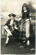 Photo Carte Ancienne * Charmant Couple Jeune Femme Homme En Habits Historiques Représentation Théâtre ? - Photographs