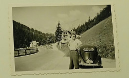 Austria-Man On The Road Next To A VW Beetle-Ramsau - Lieux