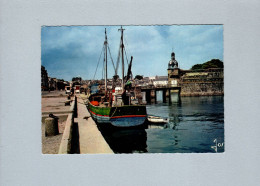 Concarneau (29) : Bateaux De Peche Devant L'entrée De La Ville Close - Concarneau