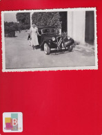 Photo Originale Snapshot  Femme Voiture CITROEN Traction Oldtimer Car Jour De PAQUES 1953 - Cars