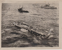 PHOTO PRESSE LE DUGUAI TROUIN COULE LA FIN D'UN VIEUX NAVIRE DECEMBRE 1949 FORMAT 16 X 13  CMS - Boats