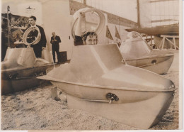 PHOTO PRESSE SOUS MARIN MONOPLACE DELPHIN E 24 AU SALON NAUTIQUE DE BERLIN MARS 1963 FORMAT 18 X 13   CMS - Boats
