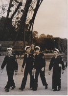 PHOTO PRESSE DES MARINS AMERICAINS DU CUIRASSER MISSOURI EN VISITE A LA TOUR EIFFEL JUILLET 1954 FORMAT 18 X 13   CMS - Bateaux