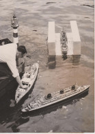 PHOTO PRESSE MAQUETTE DU NORMANDIE SUR LA SEINE JUILLET 1954 FORMAT 18 X 13   CMS - Boats