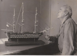 PHOTO PRESSE MAQUETTE DU BORDA REMIS AU GENERAL DE GAULLE A BREST FORMAT 18 X 13   CMS - Boats