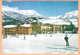 Ppgf/ CPSM Grand Format - ALPES DE HAUTE PROVENCE - LA SAUZE - "LES SOURCES" ET L'HOTEL - Remonte Pente Et Skieurs - Other & Unclassified