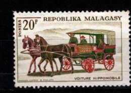 - MADAGASCAR - 1965 - YT N° 414 - **  - Voiture Hippomobile - Madagascar (1960-...)