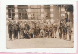 CARTE PHOTO GROUPEMENT DE SOLDATS - Photographie