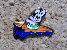 Pin's - Petit Lapin Rose Sur Canoé Kayak - Boats