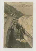 Les Pyrénées, Col Du Tourmalet : Equipe De Cantonniers Faisant Une Tranchée Dans La Neige Sur La Route Du Col (z4145) - Autres & Non Classés