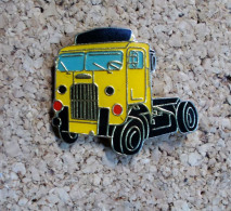 Pin's - Camion  - Tracteur Jaune Et Noir - Transportes