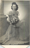 Souvenir Photo Postcard Elegant Woman Wedding Dress Flower Bouquet 1952 - Photographie