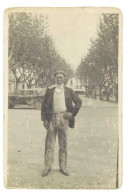 Cpa Carte-photo Homme Sur Une Place Avec Platanes ( Place De La Réoublique à Hyères ?)  (état) - Andere & Zonder Classificatie