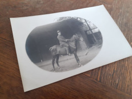 MANN In DEUTSCHLAND DAZUMAL - 1916 - JUNGER HERR Mit HUT Auf PFERD - REITER - REITEN - Personnes Anonymes