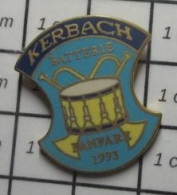 412D Pin's Pins / Beau Et Rare / BATTERIE FANFARE DE KERBACH TAMBOUR TROMPETTE MOSELLE - Städte