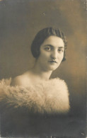 Souvenir Photo Postcard Elegant Woman Coiffure Fur 1928 - Photographie