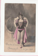 FEMME EN COSTUME DE SPECTACLE - Femmes