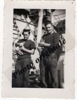 Photo Originale - Bateau Navire De Guerre - Marins Petits Chiens Militaires Armée Guerre - Navire Et Lieu à Identifier - Guerra, Militares