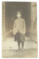 Cpa Carte-photo Soldat Debout ( Famille Buonaccorsi Marseille - éditeur Alberti Hammelburg ), Prisonnier ? (dd) - Personen