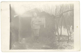 Cpa Carte-photo Soldat Devant Cabane / Abri Dans Les Bois - Characters