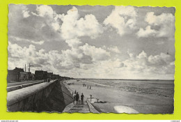 17 CHATELAILLON N°110 Effet De Nuages Enfants Sur La Plage Femme Avec Une Raquette ? VOIR DOS En 1954 - Châtelaillon-Plage