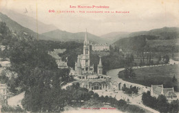 LOURDES : VUE PLONGEANT SUR LA BASILIQUE - Lourdes
