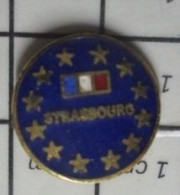 1818B Pin's Pins / Beau Et Rare / VILLES / STRASBOURG DRAPEAU FRANCE ETOILES EUROPE CEE UE - Steden