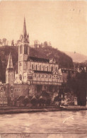 LOURDES : LA BASILIQUE ET LA GROTTE - Lourdes