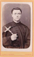 COURTRAI - Photo CDV D'un Séminariste, Prêtre Tenant Un Crucifix Par Le Photographe G.CAULLET- BOGAERT, Courtrai - Anciennes (Av. 1900)