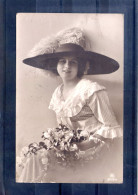 Portrait De Femme Au Chapeau - Femmes