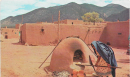 INDIENS - Woman Baking Bread At Taos Pueblo, New Mexico - Indiani Dell'America Del Nord