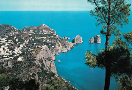 1 AK Italien / Italy * Blick Auf Den Ort Faraglioni Und Die 4 Faraglioni-Felsen - Sie Liegen Vor Der Insel Capri * - Sonstige & Ohne Zuordnung