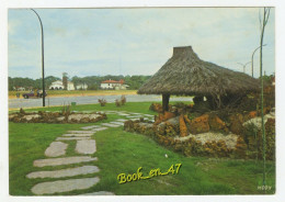 {92013} 40 Landes Biscarrosse Plage , L' Entrée De La Ville Et L' Eglise ; Animée ; Ancienne Fontaine - Biscarrosse