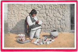 INDIENS - A Women Of Isleta Decorating Pottery - Indiens D'Amérique Du Nord
