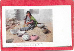 INDIENS - Moki Indian Woman Making  Pottery - Indios De América Del Norte