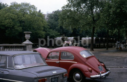 1968 PARIS RENAULT 8 VW VOLKSWAGEN BEETLE COCCINELLE KAFER FRANCE 35mm AMATEUR DIAPOSITIVE SLIDE Not PHOTO FOTO NB4132 - Diapositives (slides)