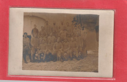 CARTE-PHOTO  .  GROUPE DE MILITAIRES NON SITUES AVEC 1 CHIEN - Guerra 1914-18