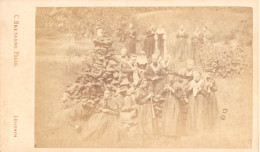LOUVAIN - Photo CDV Ecole Religieuse, Groupe De Jeunes Filles à Leur Ouvrage Par Le Photographe C.BRETAGNE, Louvain - Antiche (ante 1900)