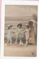 TROIS ENFANTS QUI DANSE EN MAILLOT DE BAIN - Children And Family Groups