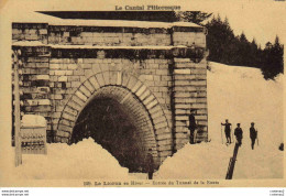 15 LE LIORAN Vers Murat N°599 En Hiver Entrée Du Tunnel De La Route Animée Skieurs Le Cantal Pittoresque VOIR DOS - Murat