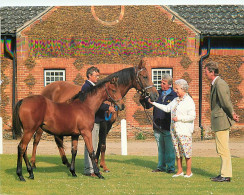 Format Spécial - 170 X 120 Mms - Animaux - Chevaux - Royaume-Uni - HM The Queen And Her Mare Rash Gift With Staff Of The - Chevaux