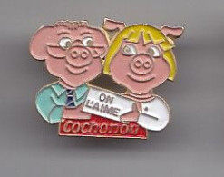 Pin's Cochonou On L' Adore Couple De Cochons Réf 4646 - Dieren