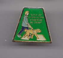 Pin's Association  Ecole Les Chiens Guides D' Aveugles De L' Ouest Réf 6399 - Verenigingen