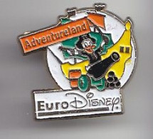 Pin's Euro Disney Adventureland  Donald Avec Un Canon Réf 2077 - Disney