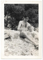 PHOTO - Papa Et Son Bébé Sur La Plage  - Ft 13 X 9 Cm - Personnes Anonymes