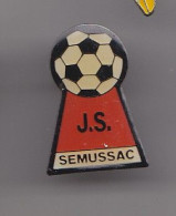 Pin's J.S Semussac En Charente Maritime Dpt 17 Football  Réf 8354 - Fútbol